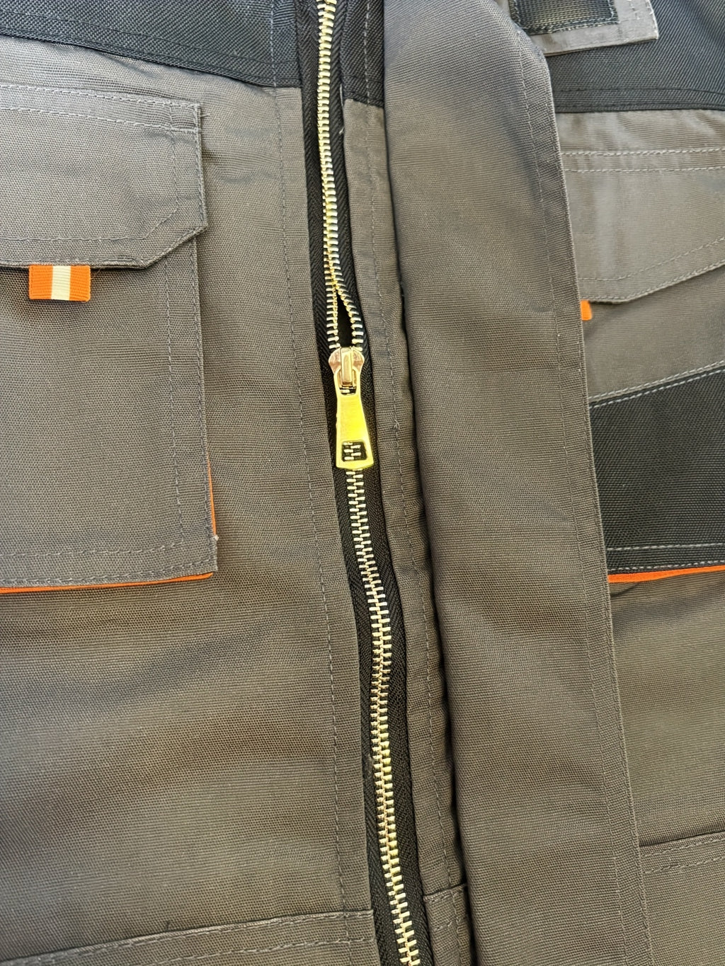 Chaqueta Trabajo Reforzada Gruesa | Cuello Convertible y Multibolsillos.