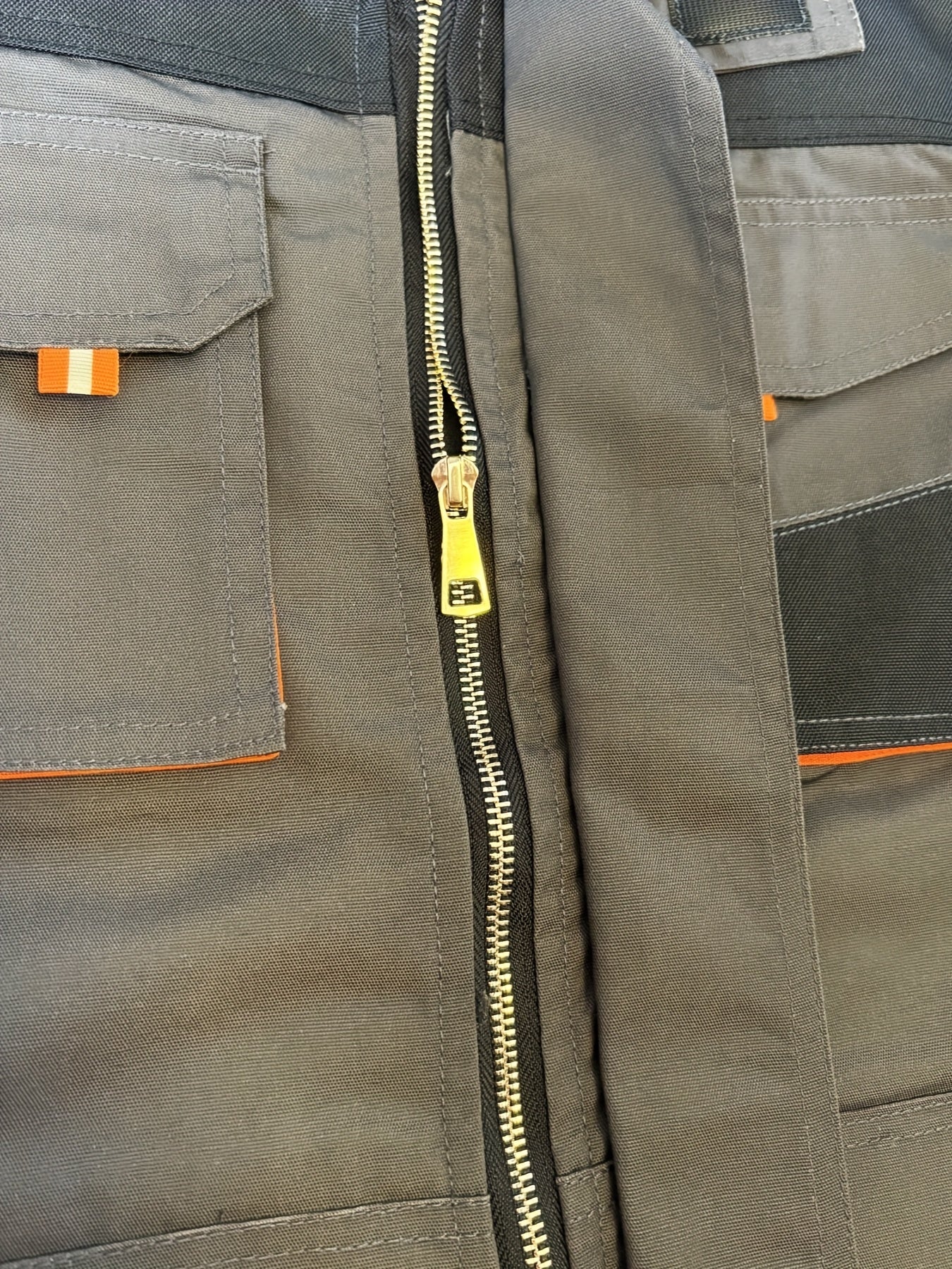 Chaqueta Trabajo Reforzada Gruesa | Cuello Convertible y Multibolsillos.